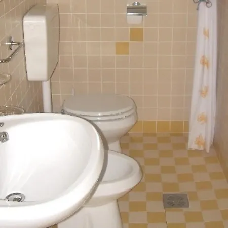 Apartment New Within A Renovated Detatched House Ground Floor With Outdoor Patio *