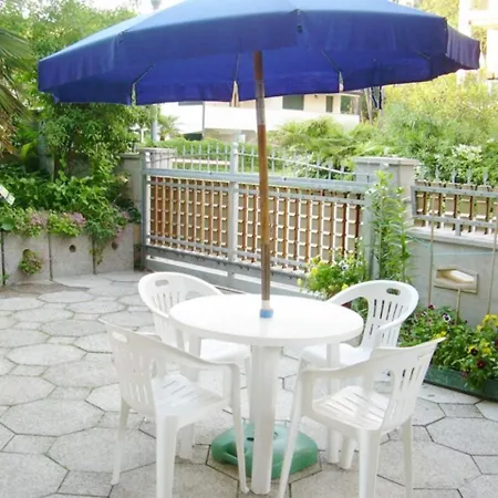 New Within A Renovated Detatched House Ground Floor With Outdoor Patio Appartamento *