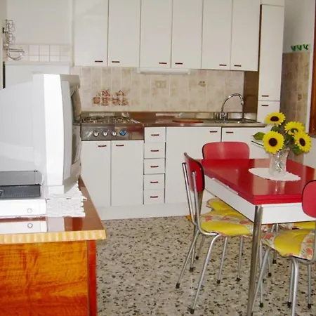 New Within A Renovated Detatched House Ground Floor With Outdoor Patio *