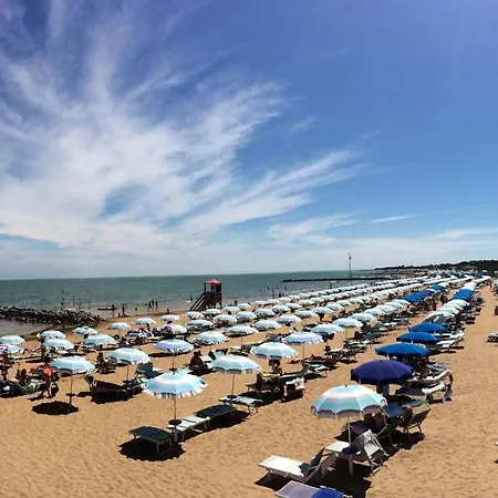 New Within A Renovated Detatched House Ground Floor With Outdoor Patio Lignano Sabbiadoro